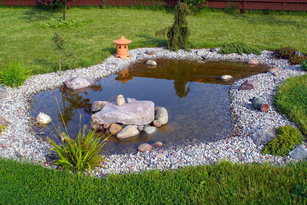 Jardin authentique : la bordure d'étang en pierre naturelle